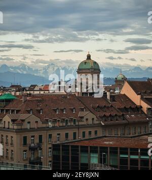 Vue sur la ville de Berne au Bundeshaus dans la lumière du soir sur fond de montagne - Berne, Suisse Banque D'Images