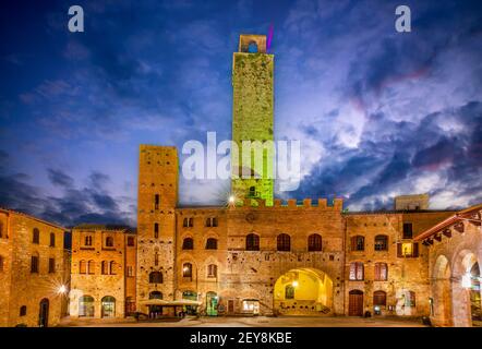 San Gimignano, Toscane. Piazza del Duomo et Torre Rognosa, petite ville fortifiée en Italie célèbre pour ses tours médiévales. Banque D'Images