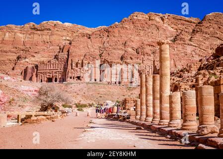 Petra, Jordanie - Patrimoine mondial monumental de l'ancienne Pétra avec tombes royales et rue des façades Banque D'Images