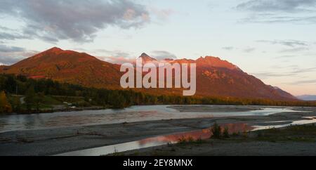 Montagnes Matanuska River Palmer Alaska coucher de soleil Banque D'Images