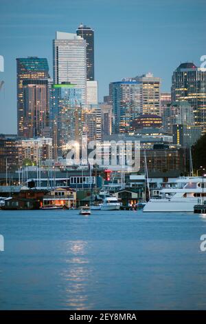 Yachts de luxe bateaux Lake Union Seattle Downtown City Skyline Banque D'Images