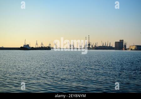 Thessalonique, Grèce - 16 janvier 2016 : coucher de soleil sur le vieux port Banque D'Images