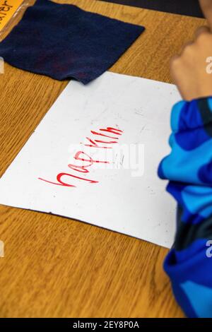 Un étudiant de l'école élémentaire de Californie sort la « serviette » avant de la décomposer en voyelles et consonnes. Banque D'Images
