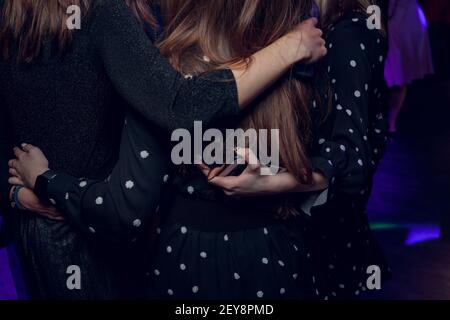 Des gens, des hommes et des femmes divers, debout à l'arrière, embrassant, des collègues, un groupe d'étudiants montrant le syndicat et le soutien, le travail d'équipe, les meilleurs amis hug Banque D'Images