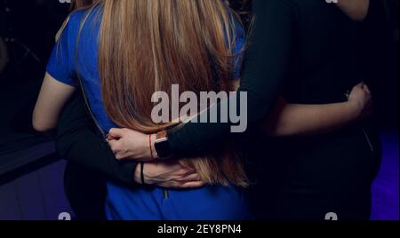 Des gens, des hommes et des femmes divers, debout à l'arrière, embrassant, des collègues, un groupe d'étudiants montrant le syndicat et le soutien, le travail d'équipe, les meilleurs amis hug Banque D'Images
