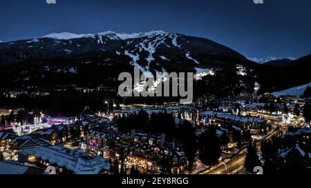 Vue aérienne du village de Whistler et des pistes de ski au coucher du soleil. Banque D'Images