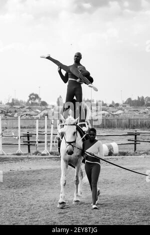 JOHANNESBURG, AFRIQUE DU SUD - 06 janvier 2021: Soweto, Afrique du Sud - 16 avril 2012: De jeunes enfants africains exécutant des acrobaties sur le dos du cheval Banque D'Images