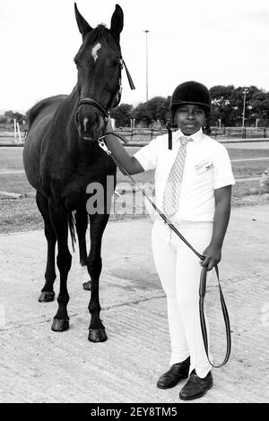 JOHANNESBURG, AFRIQUE DU SUD - 06 janvier 2021: Soweto, Afrique du Sud - 16 avril 2012: Jeune garçon africain tenant les règnes d'un cheval Banque D'Images