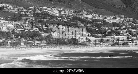 CAPE TOWN, AFRIQUE DU SUD - 05 janvier 2021 : Cape Town, Afrique du Sud - 15 octobre 2019 : camps Bay Beach et Table Mountain au Cap, Afrique du Sud Banque D'Images