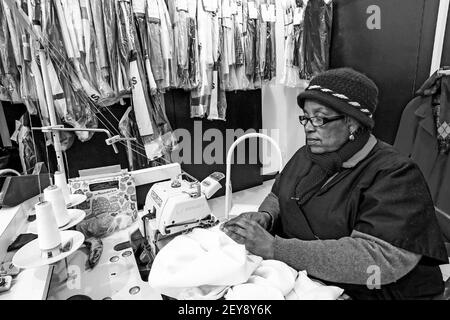 JOHANNESBURG, AFRIQUE DU SUD - 06 janvier 2021: Johannesburg, Afrique du Sud - juillet 05 2011: Intérieur d'un atelier de réparation de chaussures et de nettoyage à sec dans un centre commercial Banque D'Images