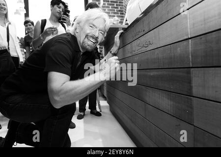 JOHANNESBURG, AFRIQUE DU SUD - 06 janvier 2021: Johannesburg, Afrique du Sud - 02 octobre 2013: Richard Branson signe des autographes à Virgin Mobile Guinness Banque D'Images