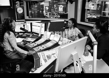 JOHANNESBURG, AFRIQUE DU SUD - 05 janv. 2021: Johannesburg, Afrique du Sud - 03 septembre 2010: Des femmes africaines sont interviewées sur la radio de conversation en direct Banque D'Images