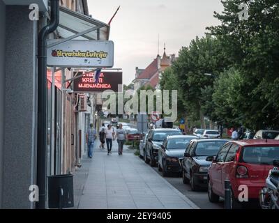 VUKOVAR, CROATIE - 12 MAI 2018 : logo Hrvatska Lutrija sur leur salon de jeux local pour Vukovar. Hrvatska Lutrija est la Loterie croate nationale, Banque D'Images