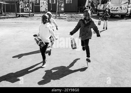 JOHANNESBURG, AFRIQUE DU SUD - 05 janvier 2021: Soweto, Afrique du Sud - 18 juillet 2016: Jeunes enfants d'âge préscolaire africains qui s'exécutent avec un pain dans la pièce Banque D'Images