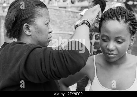 JOHANNESBURG, AFRIQUE DU SUD - 05 janvier 2021: Johannesburg, Afrique du Sud - octobre 09 2018: Dans les coulisses cheveux et maquillage sur le lieu de tournage de te Banque D'Images