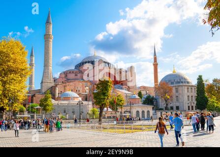 Les visiteurs passent à côté de l'Hagia Sophia, la mosquée et une église ancienne et aujourd'hui un musée, dans le domaine de la Place Sultanahmet, Istanbul, Turquie. Banque D'Images