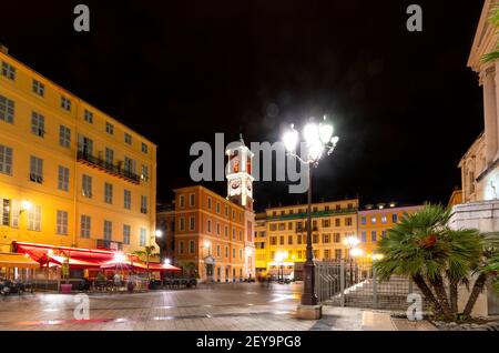 La fin photo de nuit de Rusca Palace et la Tour de l'Horloge, située à la périphérie de la vieille ville s'étend entre le Cours Saleya et la Place Masséna Banque D'Images