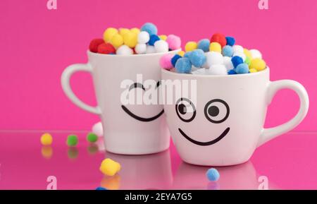 Mugs aux visages souriants Banque D'Images