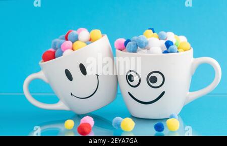 Mugs aux visages souriants Banque D'Images