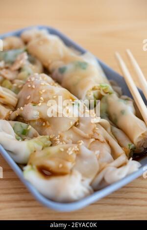 Angle View cuisine cantonaise traditionnelle de cheong ou de riz composition verticale des rouleaux de nouilles Banque D'Images