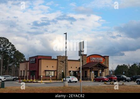 Columbia County, GA USA - 02 10 21 : restaurant Longhorn Steakhouse et voitures garées Banque D'Images