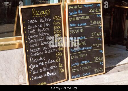 Madrid Espagne Espagnol Centro District Lavapies centre historique Calle de Argumosa quartier restaurant bar menu tableau noir menu bière cuisine typique pri Banque D'Images