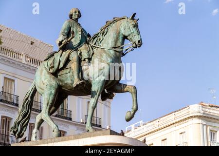 Madrid Espagne Centre historique du Centro Espagnol Puerta del sol plaza public Square monument statue équestre en bronze Roi Carlos III Charles III Banque D'Images