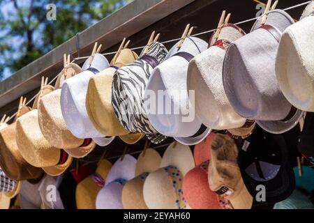 Madrid Espagne place espagnole de Cibeles Paseo del Prado kiosque à journaux kiosque souvenirs chapeaux à vendre épingles à vêtements Banque D'Images