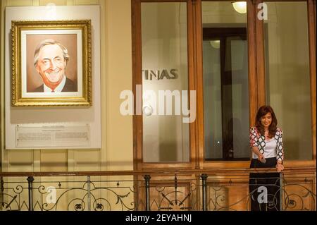 Firmat, Santa Fe, Argentine. 29 octobre 2015. Cristina Fernandez, vice-présidente de l'Argentine, a vu sur un balcon le portrait peint de son défunt mari, le président Nestor Kirchner, réagissant à une foule de partisans autorisés à l'intérieur du Palais présidentiel. Crédit : Patricio Murphy/SOPA Images/ZUMA Wire/Alay Live News Banque D'Images