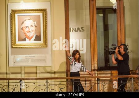 Firmat, Santa Fe, Argentine. 29 octobre 2015. Cristina Fernandez, vice-présidente de l'Argentine, a vu sur un balcon le portrait peint de son défunt mari, le président Nestor Kirchner, réagissant à une foule de partisans autorisés à l'intérieur du Palais présidentiel. Crédit : Patricio Murphy/SOPA Images/ZUMA Wire/Alay Live News Banque D'Images