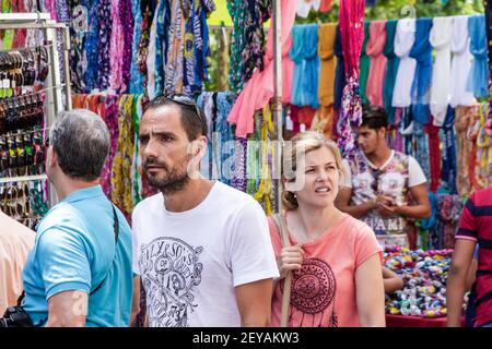 Madrid Espagne Espagnol Centro El Rastro marché aux puces en plein air Homme hispanique femme piétons fournisseur de shopping stall Banque D'Images