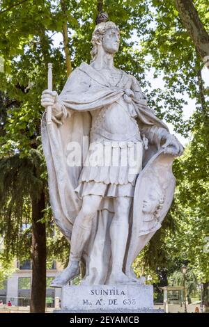 Madrid Espagne Centre historique espagnol Plaza de Oriente public Parc carré jardin paysagant statue Visigovic Roi d'Hispania Suintila Banque D'Images