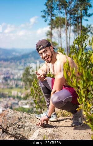 Un sportif souriant et souriant, souriant et souriant, qui se montre dans la nature - temps de repos Banque D'Images