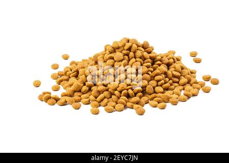 petite pile de croquettes sèches pour chats - isolées sur fond blanc. Banque D'Images