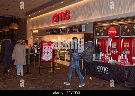 New York, États-Unis. 05e mars 2021. Des autocollants et des signes de distanciation sociale sont visibles sur le stand de concession du cinéma AMC Loews Lincoln Square 13. AMC Theatres a rouvert ses bureaux dans la région de New York aujourd'hui, avec de nouvelles mesures de sécurité en place, pour la première fois depuis la fermeture en mars en raison de la pandémie du coronavirus (COVID-19). Crédit : SOPA Images Limited/Alamy Live News Banque D'Images