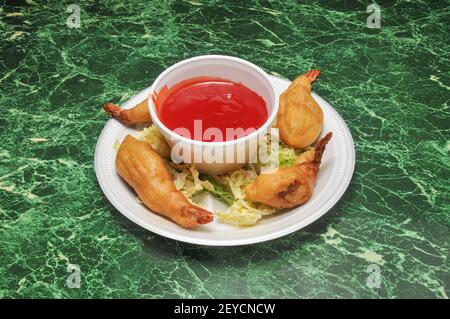 Cuisine chinoise traditionnelle et authentique connue sous le nom de tempura aux crevettes Banque D'Images