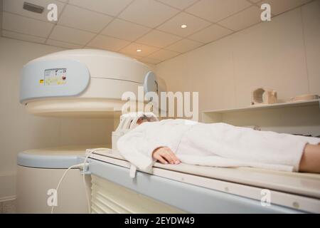 Patient en cours de numérisation et d'un diagnostic sur une tomodensitométrie Banque D'Images