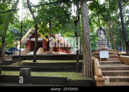 Wat U mong ou Wat Umong Suan Puthatham temple pour les thaïlandais et les voyageurs étrangers voyagent et respectent la prière Contre les montagnes de Doi Suthe Banque D'Images