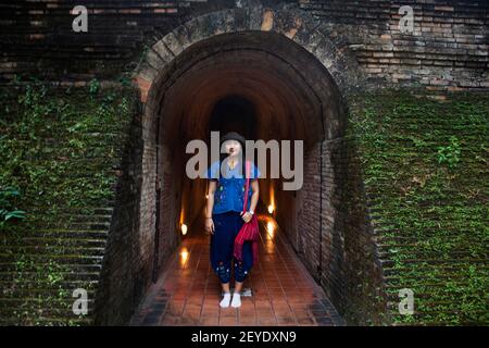 Voyageurs femmes thaïlandaises Voyage visite et respect prier statue de bouddha De Wat U mong ou Wat Umong Suan Puthatham est 700 ans temple bouddhiste à nouveau Banque D'Images