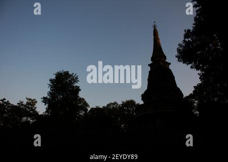 Voir le paysage avec la silhouette de chedi stupa de Wat U mong ou Wat Umong Suan Puthatham a 700 ans Temple bouddhiste contre les montagnes de Doi su Banque D'Images