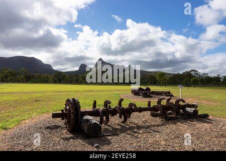 Vue en début de matinée d'anciennes machines dans une ville minière historique abandonnée de Mount Britton, dans le centre du Queensland, en Australie. Banque D'Images