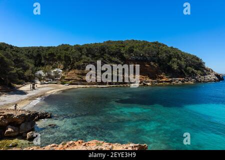 Ibiza, Espagne - 2 mai 2016 : Cala Salada et Cala Saladeta deux plages dans la municipalité de San Antonio sur l'île d'Ibiza. Avec peu de construction Banque D'Images