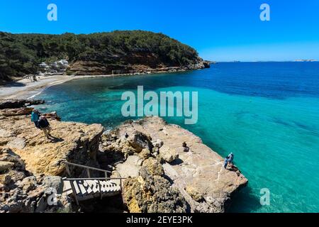 Ibiza, Espagne - 2 mai 2016 : Cala Salada et Cala Saladeta deux plages dans la municipalité de San Antonio sur l'île d'Ibiza. Avec peu de construction Banque D'Images