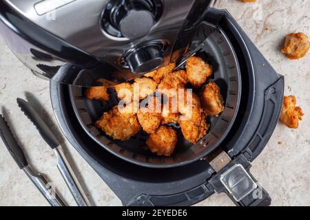 Gros plan sur une surface plane image d'un four à air fryer sur le plan de travail de la cuisine. Cela permet d'obtenir des aliments croustillants rapides et faciles avec peu ou pas de graisse grâce à la circulation de l'air chaud Banque D'Images
