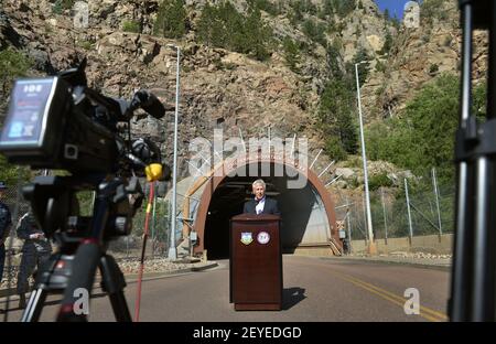 Le secrétaire à la Défense, Chuck Hagel, s'adresse à la presse locale devant l'entrée de la station de la Force aérienne de Cheyenne Mountain lorsqu'il visite l'USNORTHCOM à Colorado Springs, au Col., le 28 juin 2013. (Photo par Glenn Fawcett/DoD/Sipa USA)
