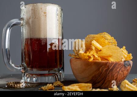 bière artisanale en verre avec poignée dans un pub à fond sombre. Il mouille, fait des taches, des bulles et des déversements plus de créer des dégâts. Il y a un Banque D'Images