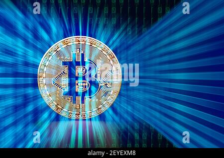 représentation abstraite de bitcoin sur les nombres binaires bleus et l'écran numérique arrière-plan Banque D'Images