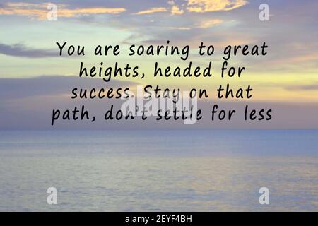 Image floue du coucher du soleil avec des citations motivantes et inspirantes Banque D'Images