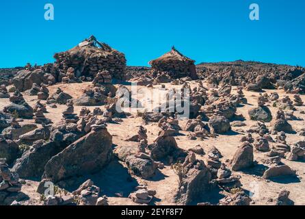 Paysage bizarre au col d'Abra Patapampa, près du Mirador de los Volcans Patapampa également appelé Mirador de los Andes avec deux huttes en pierre ancienne Banque D'Images