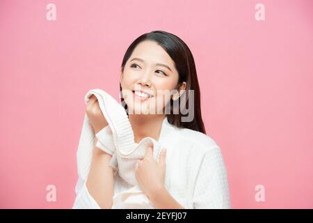 Les femmes asiatiques utilisent une serviette sèche sur son visage. Après la douche Banque D'Images